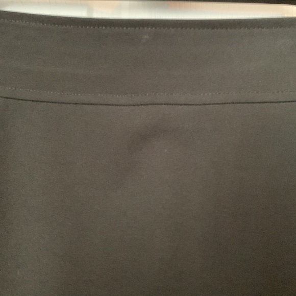 GLORIA Vanderbilt skirt with zipper and slit in back. - Picture 2 of 10